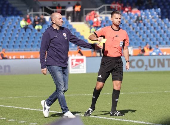 Schiedsrichter Daniel Schlager, Cheftrainer Daniel Scherning (Eintracht Braunschweig) Fussball, Herren, Saison 2024 2025 2.BL, Eintracht Stadion, Eintracht Braunschweig gegen Hannover 96, Niedersachsenderby, 2-0 DFL REGULATIONS PROHIBIT ANY USE OF PHOTOGRAPHS AS IMAGE SEQUENCES AND OR QUASI-VIDEO.