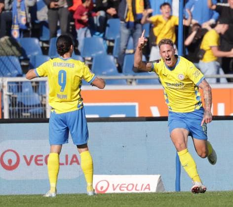 Das Tor von Sebastian Polter (Eintracht Braunschweig)17 zum 2-0 wurde aberkannt, Jubel umsonst Fussball, Herren, Saison 2024 2025 2.BL, Eintracht Stadion, Eintracht Braunschweig gegen Hannover 96, Niedersachsenderby, 2-0 DFL REGULATIONS PROHIBIT ANY USE OF PHOTOGRAPHS AS IMAGE SEQUENCES AND OR QUASI-VIDEO.