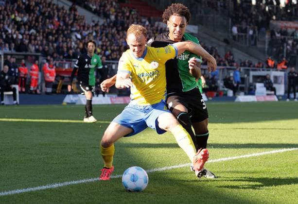 Niklas Tauer (Eintracht Braunschweig), Thaddaeus Momuluh (Hannover 96) Fussball, Herren, Saison 2024 2025 2.BL, Eintracht Stadion, Eintracht Braunschweig gegen Hannover 96, Niedersachsenderby, 2-0 DFL REGULATIONS PROHIBIT ANY USE OF PHOTOGRAPHS AS IMAGE SEQUENCES AND OR QUASI-VIDEO.
