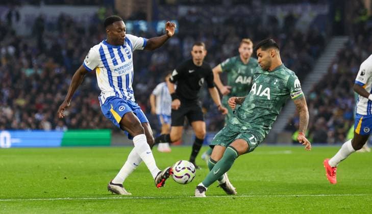 Cristian Romero of Tottenham Hotspur makes a crucial block stopping Danny Welbeck of Brighton & Hove Albion s shot Brighton & Hove Albion v Tottenham Hotspur, Premier League, Football, American Express Community Stadium, Brighton, UK, 06 Oct 2024 EDITORIAL USE ONLY No use with unauthorised audio, video, data, fixture lists, club league logos or live services. Online in-match use limited to 120 images, no video emulation. No use in betting, games or single club league player publications. Copyright: xAndrewxFosker Shutterstockx 14757982ac