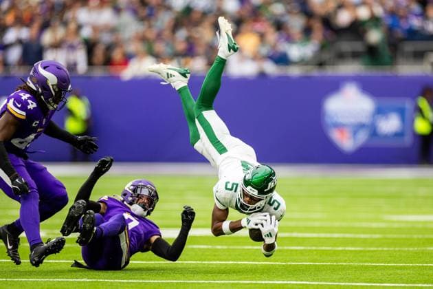 Bilder des Jahres 2024, Sport 10 Oktober Sport Themen der Woche KW40 Sport Bilder des Tages LONDON, ENG - OCTOBER 06: New York Jets wide receiver Garrett Wilson (5) gets upended after a catch during the professional NFL, American Football Herren, USA football game between the New York Jets and Minnesota Vikings on October 6, 2024 at Tottenham Hotspur Stadium in London, England. (Photo by Bob Kupbens Icon Sportswire) NFL: OCT 06 Jets at Vikings EDITORIAL USE ONLY Icon241006026