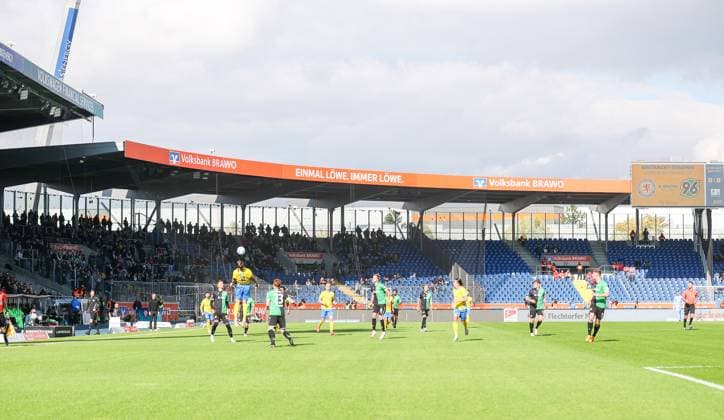 Braunschweig vs. Hannover, 2. BL Braunschweig, 06.10.2024, FUßBALL - Eintracht Braunschweig vs. Hannover 96, 2. BL, Saison 2024 25. Gästeblock Hannover 96 Braunschweig