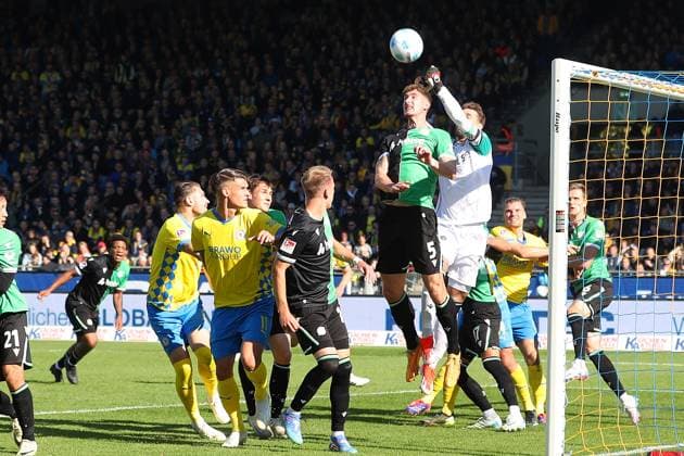 Braunschweig vs. Hannover, 2. BL Braunschweig, 06.10.2024, FUßBALL - Eintracht Braunschweig vs. Hannover 96, 2. BL, Saison 2024 25. Phil Neumann (Hannover 96), Torwart Ron-Robert Zieler (Hannover 96), Levente Szabo (Eintracht Braunschweig) Braunschweig