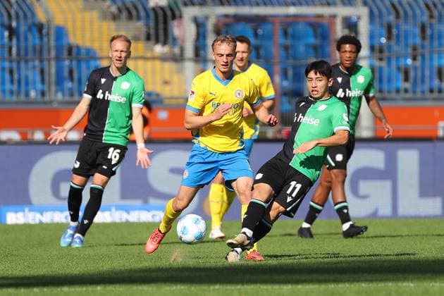 Braunschweig vs. Hannover, 2. BL Braunschweig, 06.10.2024, FUßBALL - Eintracht Braunschweig vs. Hannover 96, 2. BL, Saison 2024 25. Niklas Tauer (Eintracht Braunschweig), Hyun-ju Lee (Hannover 96) Braunschweig