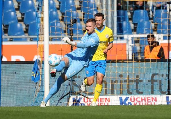 Braunschweig vs. Hannover, 2. BL Braunschweig, 06.10.2024, FUßBALL - Eintracht Braunschweig vs. Hannover 96, 2. BL, Saison 2024 25. Torwart Lennart Grill (Eintracht Braunschweig), Paul Jaeckel (Eintracht Braunschweig) Braunschweig