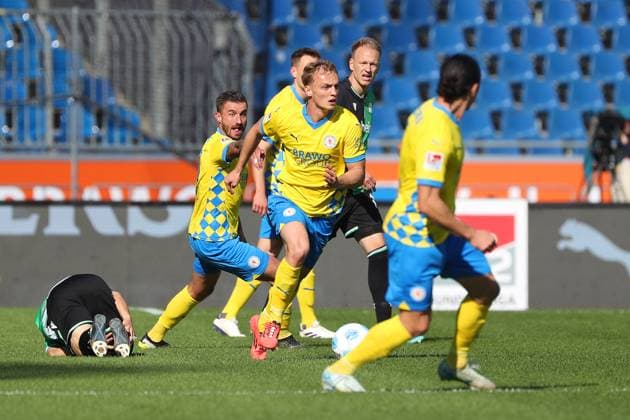 Braunschweig vs. Hannover, 2. BL Braunschweig, 06.10.2024, FUßBALL - Eintracht Braunschweig vs. Hannover 96, 2. BL, Saison 2024 25. Niklas Tauer (Eintracht Braunschweig) Braunschweig