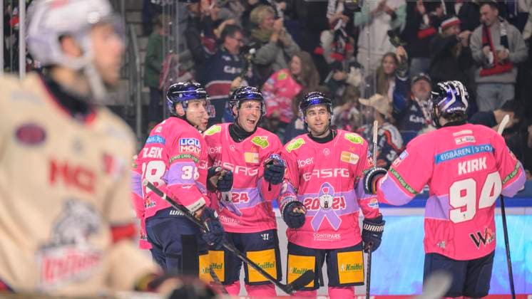 Sport Themen der Woche KW40 GER, Berlin, DEL, Eisbaren Berlin vs Nuernberg Ice Tigers, Spielzeit 2024 2025, in der UBER Arena, 06.10.2024, im Bild v.l. Yannick Veilleux (Eisbaeren Berlin, 38), Gabriel Fontaine (Eisbaeren Berlin, 97), Liam Kirk (Eisbaeren Berlin, 94), jubilierend, Jubel, Freude, freudig nach 3:1 Tor durch Gabriel Fontaine (Eisbaeren Berlin, 97), *** GER, Berlin, DEL, Eisbaren Berlin vs Nuernberg Ice Tigers, season 2024 2025, in the UBER Arena, 06 10 2024, in the picture from l Yannick Veilleux Eisbaeren Berlin, 38 , Gabriel Fontaine Eisbaeren Berlin, 97 , Liam Kirk Eisbaeren Berlin, 94 , jubilant, jubilation, joy, joyful after 3 1 goal by Gabriel Fontaine Eisbaeren Berlin, 97 , Copyright: HMBxMedia UwexKoch