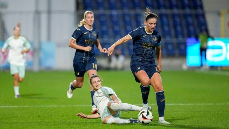 v.li.: Sophie Weidauer (Werder, 9), Melissa Kössler (TSG, 25), Zweikampf, Spielszene, Duell, duel, tackle, tackling, Dynamik, Action, Aktion, 06.10.2024, Sinsheim (Hoffenheim) (Deutschland), Fussball, Google Pixel Frauen-Bundesliga, TSG 1899 Hoffenheim - SV Werder Bremen, DFB DFL REGULATIONS PROHIBIT ANY USE OF PHOTOGRAPHS AS IMAGE SEQUENCES AND OR QUASI-VIDEO.