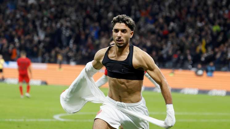 Sport Themen der Woche KW40 Sport Bilder des Tages Im Bild: Omar Marmoush (Eintracht Frankfurt, 7), Jubel nach seinem Tor zum 3:3, jubelnd, bejubelt, jubelt, jubeln, emotionen 06.10.2024, Fussball, 1. Bundesliga, Eintracht Frankfurt - FC Bayern Muenchen, GER, Frankfurt, Deutsche Bank Park, DFL REGULATIONS PROHIBIT ANY USE OF PHOTOGRAPHS AS IMAGE SEQUENCES AND OR QUASI-VIDEO. *** In the picture Omar Marmoush Eintracht Frankfurt, 7 , cheering after his goal to 3 3, cheering, jubilant, jubilant, cheering, emotions 06 10 2024, Football, 1 Bundesliga, Eintracht Frankfurt FC Bayern Muenchen, GER, Frankfurt, Deutsche Bank Park, DFL REGULATIONS PROHIBIT ANY USE OF PHOTOGRAPHS AS IMAGE SEQUENCES AND OR QUASI VIDEO Copyright: HMBxMedia xHeikoxBecker