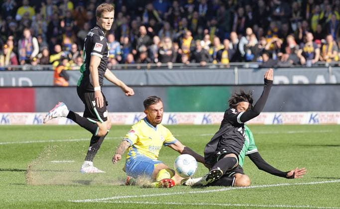 Robin Krausse (Eintracht Braunschweig), Sei Muroya (Hannover 96) Fussball, Herren, Saison 2024 2025 2.BL, Eintracht Stadion, Eintracht Braunschweig gegen Hannover 96, Niedersachsenderby, 2-0 DFL REGULATIONS PROHIBIT ANY USE OF PHOTOGRAPHS AS IMAGE SEQUENCES AND OR QUASI-VIDEO.