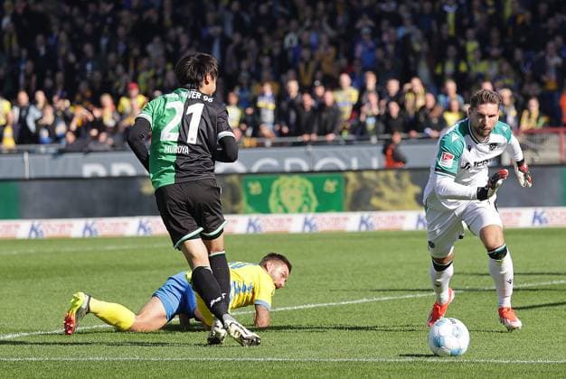 Robin Krausse (Eintracht Braunschweig), Sei Muroya (Hannover 96) Fussball, Herren, Saison 2024 2025 2.BL, Eintracht Stadion, Eintracht Braunschweig gegen Hannover 96, Niedersachsenderby, 2-0 DFL REGULATIONS PROHIBIT ANY USE OF PHOTOGRAPHS AS IMAGE SEQUENCES AND OR QUASI-VIDEO.