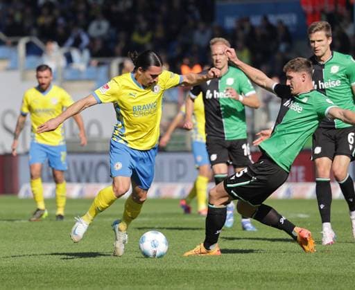 Rayan Philippe (Eintracht Braunschweig), Phil Neumann (Hannover 96) Fussball, Herren, Saison 2024 2025 2.BL, Eintracht Stadion, Eintracht Braunschweig gegen Hannover 96, Niedersachsenderby, 2-0 DFL REGULATIONS PROHIBIT ANY USE OF PHOTOGRAPHS AS IMAGE SEQUENCES AND OR QUASI-VIDEO.