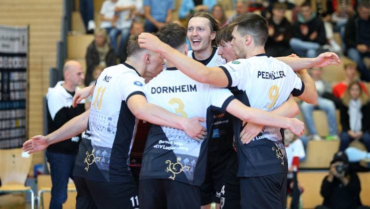 BAU 06.10.2024 Ludwigsburg Volleyball Barock Volleys MTV Ludwigsburg vs. Ceratonia Volleys Eltmann, Ludwigsburger Jubel, v.l Raphael Luca Noz, Jona Dornheim, Ben-Simon Bonin (LB), Darius Diefenbach, Richard Peemüller