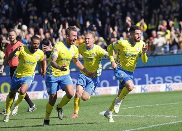 Torjubel 1-0 durch Fabio Kaufmann (Eintracht Braunschweig), es freuen sich v.l. Leon Bell Bell (Eintracht Braunschweig), Niklas Tauer (Eintracht Braunschweig), Robin Krausse (Eintracht Braunschweig) Fussball, Herren, Saison 2024 2025 2.BL, Eintracht Stadion, Eintracht Braunschweig gegen Hannover 96, Niedersachsenderby, 2-0 DFL REGULATIONS PROHIBIT ANY USE OF PHOTOGRAPHS AS IMAGE SEQUENCES AND OR QUASI-VIDEO.