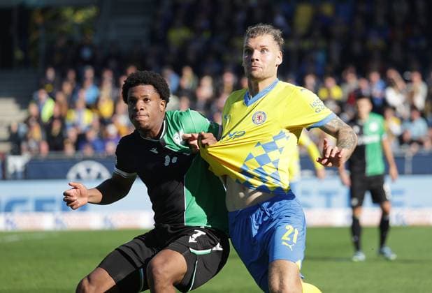 Jessic Ngankam (Hannover 96), Kevin Ehlers (Eintracht Braunschweig)Fussball, Herren, Saison 2024 2025 2.BL, Eintracht Stadion, Eintracht Braunschweig gegen Hannover 96, Niedersachsenderby, 2-0 DFL REGULATIONS PROHIBIT ANY USE OF PHOTOGRAPHS AS IMAGE SEQUENCES AND OR QUASI-VIDEO.