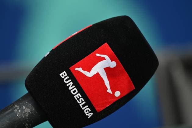 06.10.2024, xjrdrx, Fussball 1.Bundesliga, Eintracht Frankfurt - Bayern München emspor, v.l. Symbolbild DAZN Mikrofon Bundesliga (DFL DFB REGULATIONS PROHIBIT ANY USE OF PHOTOGRAPHS as IMAGE SEQUENCES and or QUASI-VIDEO) Frankfurt am Main *** 06 10 2024, xjrdrx, Fussball 1 Bundesliga, Eintracht Frankfurt Bayern Munich emspor, v l Symbolbild DAZN Mikrofon Bundesliga DFL DFB REGULATIONS PROHIBIT ANY USE OF PHOTOGRAPHS as IMAGE SEQUENCES and or QUASI VIDEO Frankfurt am Main