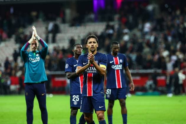 Fußball, OGC Nizza - Paris St. Germain 6th October 2024 - LIGUE 1 MCDONALDS - GAME 7 - SEASON 2024 2025 - OGC NICE vs PARIS SAINT GERMAIN - ALLIANZ RIVIERA STADIUM The disappointment of Paris Saint Germain players particularly marquinhos front of Paris Saint Germain fans after the game NICE FRANCE Copyright: xSPORTPIXPRESSx xFREDxPORCUx