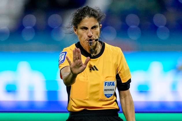 Dr. Riem Hussein (Schiedsrichterin), gibt Anweisungen, gestikuliert, mit den Armen gestikulieren, Einzelbild, Einzelfoto, Aktion, Action, 06.10.2024, Sinsheim (Hoffenheim) (Deutschland), Fussball, Google Pixel Frauen-Bundesliga, TSG 1899 Hoffenheim - SV Werder Bremen, DFB DFL REGULATIONS PROHIBIT ANY USE OF PHOTOGRAPHS AS IMAGE SEQUENCES AND OR QUASI-VIDEO. *** Dr Riem Hussein Referee , gives instructions, gestures, gesticulates with arms, single image, single photo, action, action, 06 10 2024, Sinsheim Hoffenheim Germany , Football, Google Pixel Women Bundesliga, TSG 1899 Hoffenheim SV Werder Bremen, DFB DFL REGULATIONS PROHIBIT ANY USE OF PHOTOGRAPHS AS IMAGE SEQUENCES AND OR QUASI VIDEO xozx