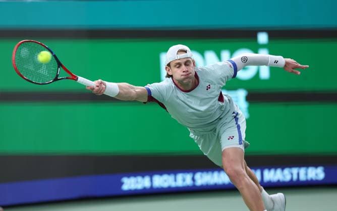 (241007) -- SHANGHAI, Oct. 7, 2024 -- Zizou Bergs of Belgium hits a return during the men s singles round of 64 match against Grigor Dimitrov of Bulgaria at the ATP, Tennis Herren World Tour Shanghai Masters tennis tournament in Shanghai, east China, Oct. 7, 2024. ) (SP)CHINA-SHANGHAI-TENNIS-ATP TOUR-SHANGHAI MASTERS(CN) BaixXuefei 