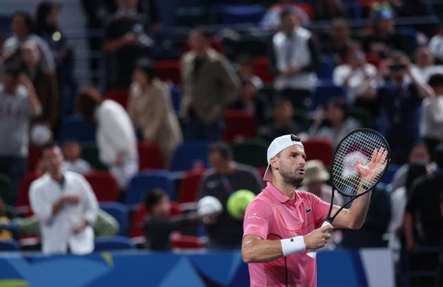 (241007) -- SHANGHAI, Oct. 7, 2024 -- Grigor Dimitrov of Bulgaria greets spectators after the men s singles round of 64 match against Zizou Bergs of Belgium at the ATP, Tennis Herren World Tour Shanghai Masters tennis tournament in Shanghai, east China, Oct. 7, 2024. ) (SP)CHINA-SHANGHAI-TENNIS-ATP TOUR-SHANGHAI MASTERS(CN) BaixXuefei 