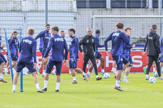 Sport Bilder des Tages 07.10.2024, Fussball, Saison 2024 2025, 2. Bundesliga, Training FC Schalke 04, Cheftrainer Kees van Wonderen (FC Schalke 04) Gelsenkirchen NRW Deutschland xRHR-FOTOx *** 07 10 2024, Football, Season 2024 2025, 2 Bundesliga, Training FC Schalke 04, Head Coach Kees van Wonderen FC Schalke 04 Gelsenkirchen NRW Germany xRHR FOTOx Copyright: RHR-FOTOx RHR-FOTO