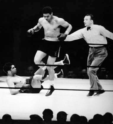 USA NEW YORK CITY 06-22-1938. Max Schmeling (TV), German professional boxer, has floored American heavyweight boxer Joe Louis right below a short-lived world title game at Yankee Stadium. Louis won by technical knockout two minutes and four seconds into the first round. New York City USA BOXNING sp_sw x5600x *** USA NEW YORK CITY 06 22 1938 Max Schmeling TV , German professional boxer, has floored American heavyweight boxer Joe Louis right below a short lived world title game at Yankee Stadium Louis won by technical knockout two minutes and four seconds into the first round New York City USA BOXING sp sw x5600x  Copyright: xSVTx LOUIS-SCHMELING