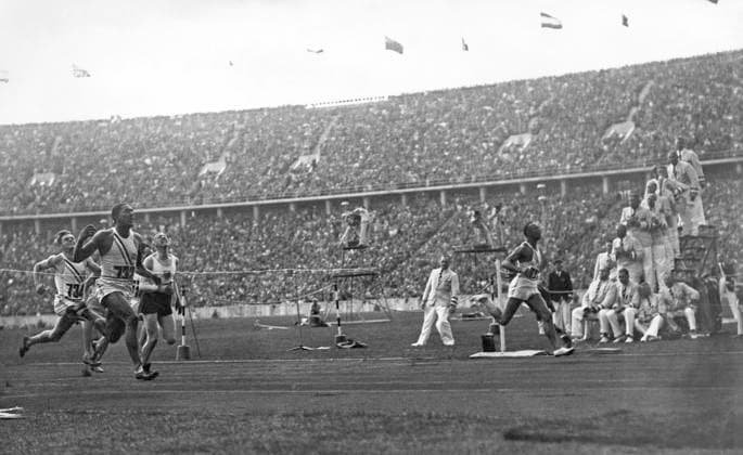 BERLIN 19360803. Jesse Owens, USA, (th) wins the 100m in 10.3 at the Berlin Olympics ahead of compatriot Ralph Metcalfe, number 732, and Martinus Osendarp, Holland, (th of Metcalfe), takes the bronze. Four will be Frank Wykoff, USA, far left. BERLIN Germany FRIIDROTT sp_sw x5600x *** BERLIN 19360803 Jesse Owens, USA, th wins the 100m in 10 3 at the Berlin Olympics ahead of compatriot Ralph Metcalfe, number 732, and Martinus Osendarp, Holland, th of Metcalfe , takes the bronze Four will be Frank Wykoff, USA, far left BERLIN Germany FRIIDROTT sp sw x5600x  Copyright: xSVTx JESSE OWENS OS-BERLIN