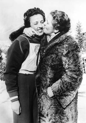 ITALY CORTINA 01 29 1956. Ossi Reichert (left), German gold medalist in the women s giant slalom at the 1956 Winter Olympics, gets a kiss from her mother after winning the event in a time of 1 min. 56.05 sec. Josefine Frandl (Austria) came second. Cortina Italy OS sp_sw x5600x *** ITALY CORTINA 01 29 1956 Ossi Reichert left , German gold medalist in the women s giant slalom at the 1956 Winter Olympics, gets a kiss from her mother after winning the event in a time of 1 min 56 05 sec Josefine Frandl Austria came second Cortina Italy OS sp sw x5600x  Copyright: xSportx&xGeneral SVTx 1956 WINTER OLYMPICS