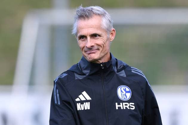 Fußball 2. Bundesliga Training FC Schalke 04 am 07.10.2024 auf dem Trainingsgelände an der Veltins Arena in Gelsenkirchen Kees van Wonderen ( Trainer Cheftrainer Schalke )