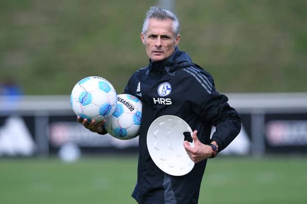 Fußball 2. Bundesliga Training FC Schalke 04 am 07.10.2024 auf dem Trainingsgelände an der Veltins Arena in Gelsenkirchen Kees van Wonderen ( Trainer Cheftrainer Schalke )
