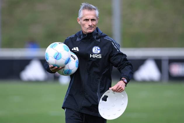 Fußball 2. Bundesliga Training FC Schalke 04 am 07.10.2024 auf dem Trainingsgelände an der Veltins Arena in Gelsenkirchen Kees van Wonderen ( Trainer Cheftrainer Schalke )
