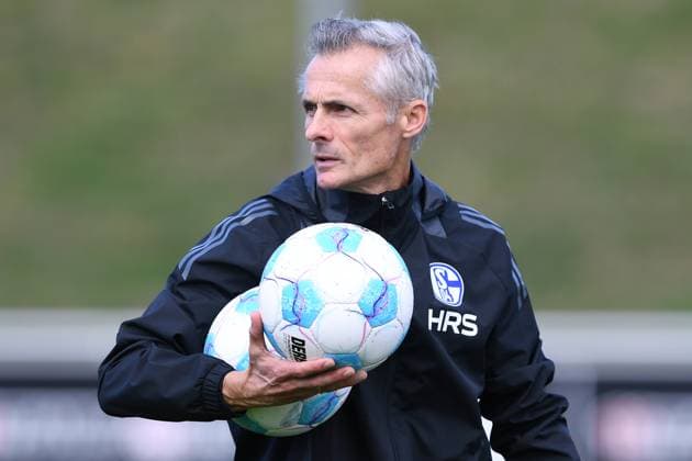 Fußball 2. Bundesliga Training FC Schalke 04 am 07.10.2024 auf dem Trainingsgelände an der Veltins Arena in Gelsenkirchen Kees van Wonderen ( Trainer Cheftrainer Schalke )