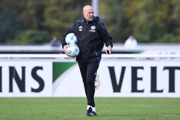 Fußball 2. Bundesliga Training FC Schalke 04 am 07.10.2024 auf dem Trainingsgelände an der Veltins Arena in Gelsenkirchen Robert Molenaar ( Co-Trainer Schalke )
