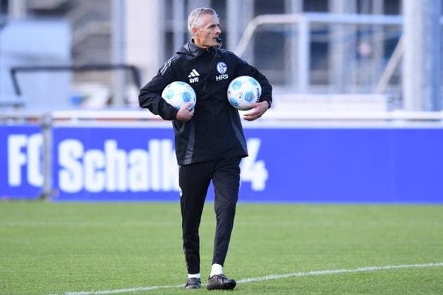 Fußball 2. Bundesliga Training FC Schalke 04 am 07.10.2024 auf dem Trainingsgelände an der Veltins Arena in Gelsenkirchen Kees van Wonderen ( Trainer Cheftrainer Schalke )