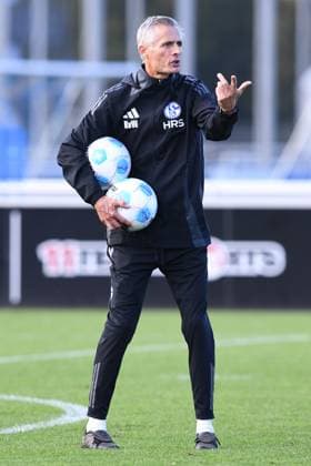 Fußball 2. Bundesliga Training FC Schalke 04 am 07.10.2024 auf dem Trainingsgelände an der Veltins Arena in Gelsenkirchen Kees van Wonderen ( Trainer Cheftrainer Schalke )
