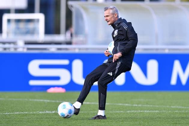 Fußball 2. Bundesliga Training FC Schalke 04 am 07.10.2024 auf dem Trainingsgelände an der Veltins Arena in Gelsenkirchen Kees van Wonderen ( Trainer Cheftrainer Schalke )