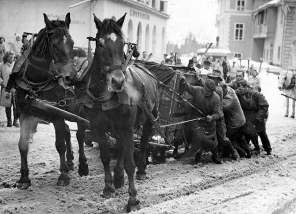 SWITZERLAND SAINT MORITZ 1948-02-06. The sharp increase in temperature has transformed the streets of St. Moritz to flowing spring streams during the Olympic Winter games, Winterspiele,Spiele, Summer games in 1948. The already hard-tested horses of the Olympic city are extra skilful on the soapy slopes. Sankt Moritz Switzerland OS sp_sw x5600x *** SWITZERLAND SAINT MORITZ 1948 02 06 The sharp increase in temperature has transformed the streets of St Moritz to flowing spring streams during the Olympic Winter Games in 1948 The already hard tested horses of the Olympic city are extra skilful on the soapy slopes Sankt Moritz Switzerland OS sp sw x5600x  Copyright: xSVTx TOUGH WEATHER IN SAINT MORITZ