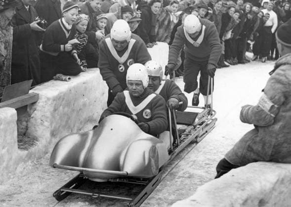 NORWAY OSLO 1952-02-22. West Germany Team 1 starts in the four-man bobsled competition at the 1952 Winter Olympics, The team took gold in the competition. Andreas Ostler, Friedrich Kuhn, Lorenz Nieberl are seen here and Franz Kemser Oslo Norway OS sp_sw x5600x *** NORWAY OSLO 1952 02 22 West Germany Team 1 starts in the four man bobsled competition at the 1952 Winter Olympics, The team took gold in the competition Andreas Ostler, Friedrich Kuhn, Lorenz Nieberl are seen here and Franz Kemser Oslo Norway OS sp sw x5600x  Copyright: xSVTx 1952 WINTER OLYMPICS