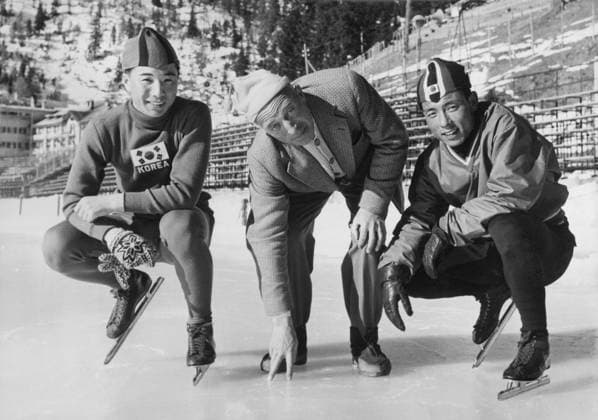 ITALY CORTINA 1956. Orig. caption... The ice doctor Gösta Nilsson, who is responsible for the Olympic ice, makes a check together with Korea s skinner. Note Ice maker Gösta Nilsson made the ice at the 1956 Olympics on Lake Misurina. Winter Olympics Cortina 1956 Trio Athletes Skates Hats Pattern Mittens Gloves Forehead wrinkles Fingers Controls Squatting persons: GÖSTA NILSSON sites: SWEDEN*;KOREA*;ITALY;CORTINA CORTINA ITALY OS sp_sw x5600x *** ITALY CORTINA 1956 Orig caption The ice doctor Gösta Nilsson, who is responsible for the Olympic ice, makes a check together with Korea s skinner Note Ice maker Gösta Nilsson made the ice at the 1956 Olympics on Lake Misurina Winter Olympics Cortina 1956 Trio Athletes Skates Hats Pattern Mittens Gloves Forehead wrinkles Fingers Controls Squatting persons GÖSTA NILSSON sites SWEDEN KOREA ITALY CORTINA CORTINA ITALY OS sp sw x5600x  Copyright: xx THE ICE DOCTOR CHECKS THE ICE