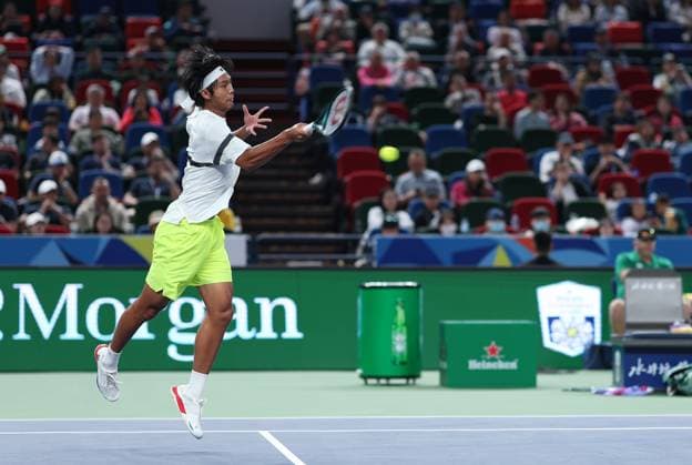 (241007) -- SHANGHAI, Oct. 7, 2024 -- Zhou Yi of China hits a return during the men s singles round of 64 match against Frances Tiafoe of the United States at the ATP, Tennis Herren World Tour Shanghai Masters tennis tournament in Shanghai, east China, Oct. 7, 2024. ) (SP)CHINA-SHANGHAI-TENNIS-ATP TOUR-SHANGHAI MASTERS(CN) BaixXuefei 