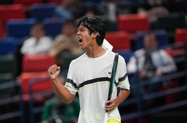 (241007) -- SHANGHAI, Oct. 7, 2024 -- Zhou Yi of China reacts during the men s singles round of 64 match against Frances Tiafoe of the United States at the ATP, Tennis Herren World Tour Shanghai Masters tennis tournament in Shanghai, east China, Oct. 7, 2024. ) (SP)CHINA-SHANGHAI-TENNIS-ATP TOUR-SHANGHAI MASTERS(CN) XuxYanan 