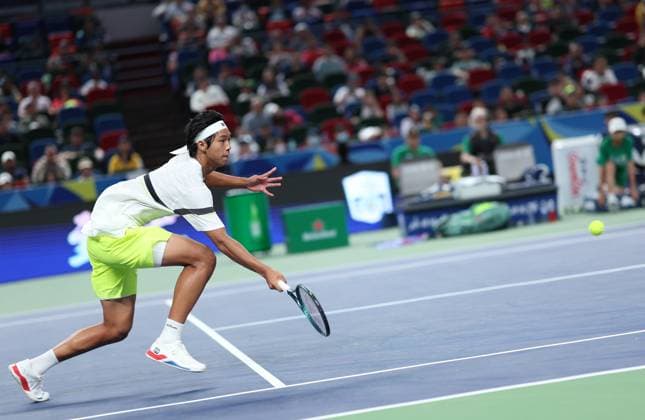 (241007) -- SHANGHAI, Oct. 7, 2024 -- Zhou Yi of China hits a return during the men s singles round of 64 match against Frances Tiafoe of the United States at the ATP, Tennis Herren World Tour Shanghai Masters tennis tournament in Shanghai, east China, Oct. 7, 2024. ) (SP)CHINA-SHANGHAI-TENNIS-ATP TOUR-SHANGHAI MASTERS(CN) BaixXuefei 