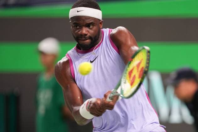 Sport Bilder des Tages (241007) -- SHANGHAI, Oct. 7, 2024 -- Frances Tiafoe of the United States hits a return during the men s singles round of 64 match against Zhou Yi of China at the ATP, Tennis Herren World Tour Shanghai Masters tennis tournament in Shanghai, east China, Oct. 7, 2024. ) (SP)CHINA-SHANGHAI-TENNIS-ATP TOUR-SHANGHAI MASTERS(CN) XuxYanan 