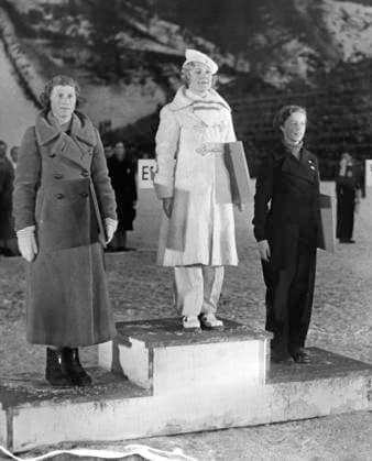 GERMANY GARMISCH-PARTENKIRCHEN 1936-02-16. Three female figure skaters during the awards ceremony at the 1936 Winter Olympics. Seen here, from left, are silver medalist Cecilia Colledge, Great Britain, gold medalist Sonja Henie, Norway, and bronze medalist Vivi-Anne HultÃ n, Sweden. Garmisch-Partenkirchen Germany OS sp_sw x5600x *** GERMANY GARMISCH PARTENKIRCHEN 1936 02 16 Three female figure skaters during the awards ceremony at the 1936 Winter Olympics Seen here, from left, are silver medalist Cecilia Colledge, Great Britain, gold medalist Sonja Henie, Norway, and bronze medalist Vivi Anne HultÃ n, Sweden Garmisch Partenkirchen Germany OS sp sw x5600x  Copyright: xKeystonexViewxCompany SVTx 1936 WINTER OLYMPICS