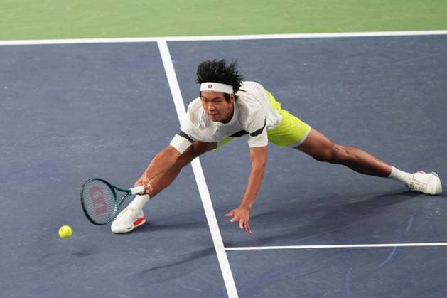 (241007) -- SHANGHAI, Oct. 7, 2024 -- Zhou Yi of China hits a return during the men s singles round of 64 match against Frances Tiafoe of the United States at the ATP, Tennis Herren World Tour Shanghai Masters tennis tournament in Shanghai, east China, Oct. 7, 2024. ) (SP)CHINA-SHANGHAI-TENNIS-ATP TOUR-SHANGHAI MASTERS(CN) XuxYanan 