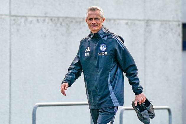 Fussball: Saison 2024 2025, 2. Bundesliga, Training, FC Schalke 04, neuer Cheftrainer Kees van Wonderen (Schalke 04) auf dem Weg zum Trainingsplatz Gelsenkirchen Trainingsgelände Schalke 04 NRW Deutschland
