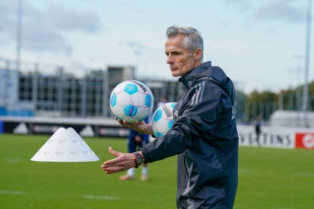 Fussball: Saison 2024 2025, 2. Bundesliga, Training, FC Schalke 04, neuer Cheftrainer Kees van Wonderen (Schalke 04) beim Training mit Ball und Hut Gelsenkirchen Trainingsgelände Schalke 04 NRW Deutschland