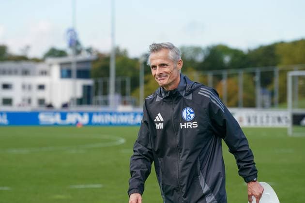 Fussball: Saison 2024 2025, 2. Bundesliga, Training, FC Schalke 04, neuer Cheftrainer Kees van Wonderen (Schalke 04) auf dem Trainingsplatz Gelsenkirchen Trainingsgelände Schalke 04 NRW Deutschland