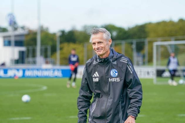 Fussball: Saison 2024 2025, 2. Bundesliga, Training, FC Schalke 04, neuer Cheftrainer Kees van Wonderen (Schalke 04) auf dem Trainingsplatz Gelsenkirchen Trainingsgelände Schalke 04 NRW Deutschland