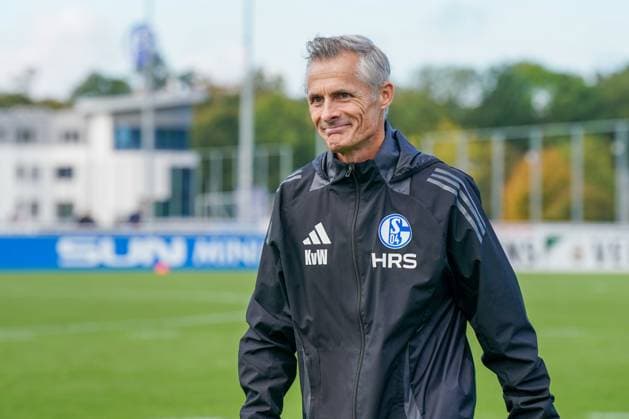 Fussball: Saison 2024 2025, 2. Bundesliga, Training, FC Schalke 04, neuer Cheftrainer Kees van Wonderen (Schalke 04) auf dem Trainingsplatz Gelsenkirchen Trainingsgelände Schalke 04 NRW Deutschland